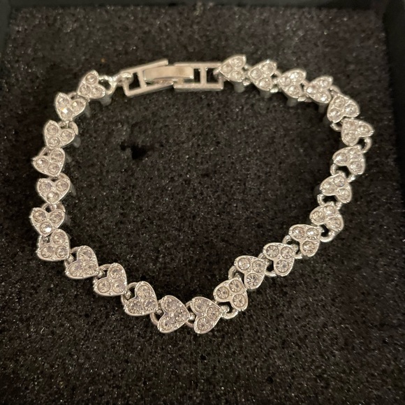 Silver Tone Crystal Heart Bracelet NIB - Picture 4 of 14